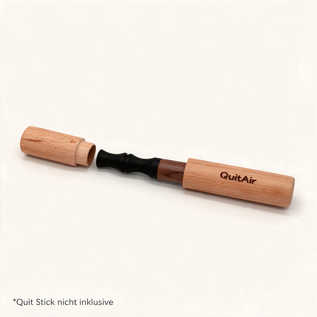 Bambus Travel Case geöffnet mit eingestecktem Quit Stick – der Stick ist nicht im Lieferumfang enthalten